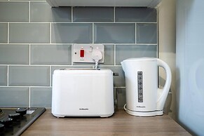 Modern Spacious 2 Bedroom House in Leigh