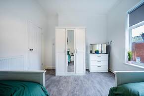 Modern Spacious 2 Bedroom House in Leigh