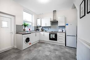 Modern Spacious 2 Bedroom House in Leigh