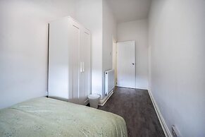 Modern Spacious 2 Bedroom House in Leigh