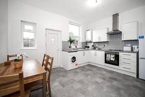 Modern Spacious 2 Bedroom House in Leigh