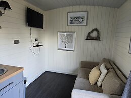 Glamping Hut - Riverside 1