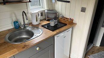 Glamping Hut - Riverside 2