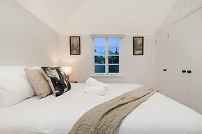 The Indooroopilly Queenslander 4BDR Home