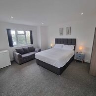 Charming 4-bed House in Enfield North London