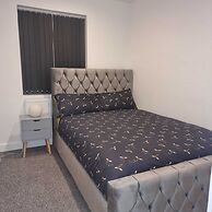 Charming 4-bed House in Enfield North London