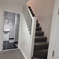 Charming 4-bed House in Enfield North London
