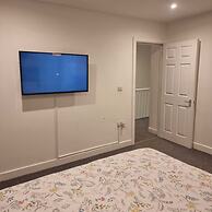 Charming 4-bed House in Enfield North London