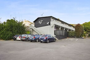 Central Quiet 2BR Apt -  Wifi -  Parking