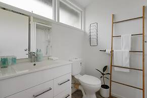 Central Quiet 2BR Apt -  Wifi -  Parking