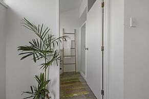 Central Quiet 2BR Apt -  Wifi -  Parking