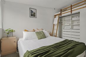 Central Quiet 2BR Apt -  Wifi -  Parking