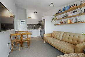 Central Quiet 2BR Apt -  Wifi -  Parking