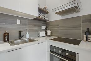 Central Quiet 2BR Apt -  Wifi -  Parking