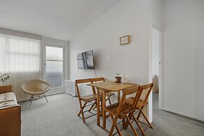 Central Quiet 2BR Apt -  Wifi -  Parking