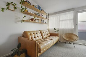 Central Quiet 2BR Apt -  Wifi -  Parking