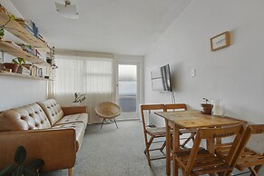 Central Quiet 2BR Apt -  Wifi -  Parking