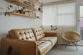 Central Quiet 2BR Apt -  Wifi -  Parking