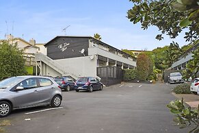 Central Quiet 2BR Apt -  Wifi -  Parking