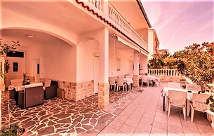 Holiday Home to 17 Persons