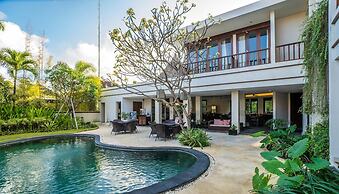 Villa For Big Family Stay 10 Bedroom in Bali Seminyak