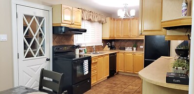 Bungalow With Cozy 4 Bedrooms on a Large Property Lot ! Late Check-out