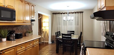 Bungalow With Cozy 4 Bedrooms on a Large Property Lot ! Late Check-out