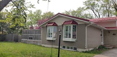 Bungalow With Cozy 4 Bedrooms on a Large Property Lot ! Late Check-out