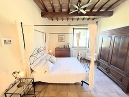 Detached Villa - Sleeps 10 - Pool - Pergola - Playground for Children 