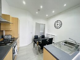 Luxury 3 Bedroom Entire Flat at Affordable Price, Self-check In/out, S