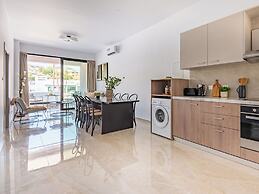 Sanders River Plaza - Cozy 1-bedroom Apartment With Balcony