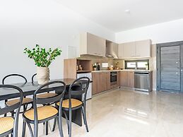 Sanders River Plaza - Cozy 1-bedroom Apartment With Balcony