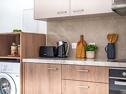 Sanders River Plaza - Open 1-bdr Apt With Balcony