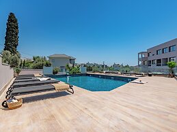 Sanders River Plaza - Cool 2 Bedroom Apartment With Balcony