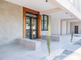 Sanders River Plaza - Jolly 2 Bedroom Apartment With Balcony