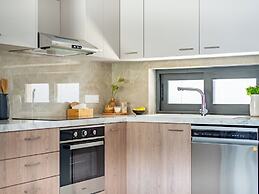 Sanders River Plaza - Jolly 2 Bedroom Apartment With Balcony