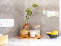 Sanders River Plaza - Jolly 2 Bedroom Apartment With Balcony