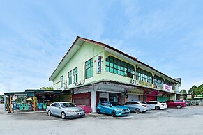 Oyo 90639 Hotel Azimah