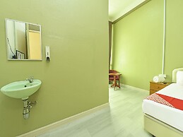 Oyo 90639 Hotel Azimah