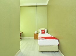 Oyo 90639 Hotel Azimah