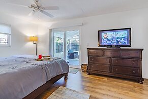 Quaint Cottage in a South Sarasota Neighborhood