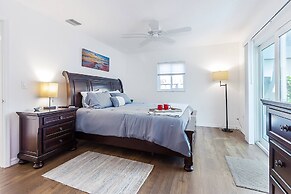 Quaint Cottage in a South Sarasota Neighborhood