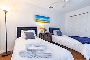 Quaint Cottage in a South Sarasota Neighborhood