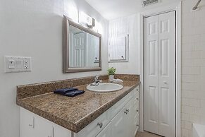 Quaint Cottage in a South Sarasota Neighborhood