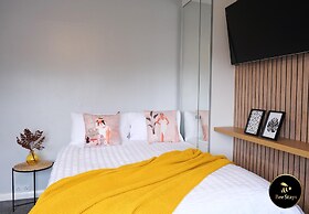 Northway House - Close to M62 and M6