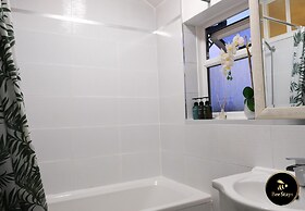 Northway House - Close to M62 and M6