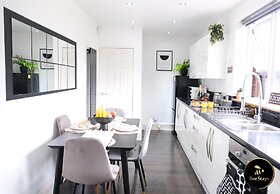 Northway House - Close to M62 and M6