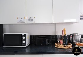 Northway House - Close to M62 and M6