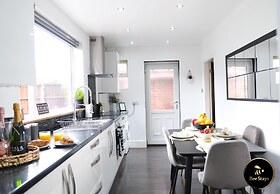 Northway House - Close to M62 and M6