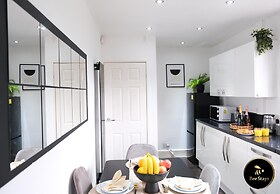 Northway House - Close to M62 and M6